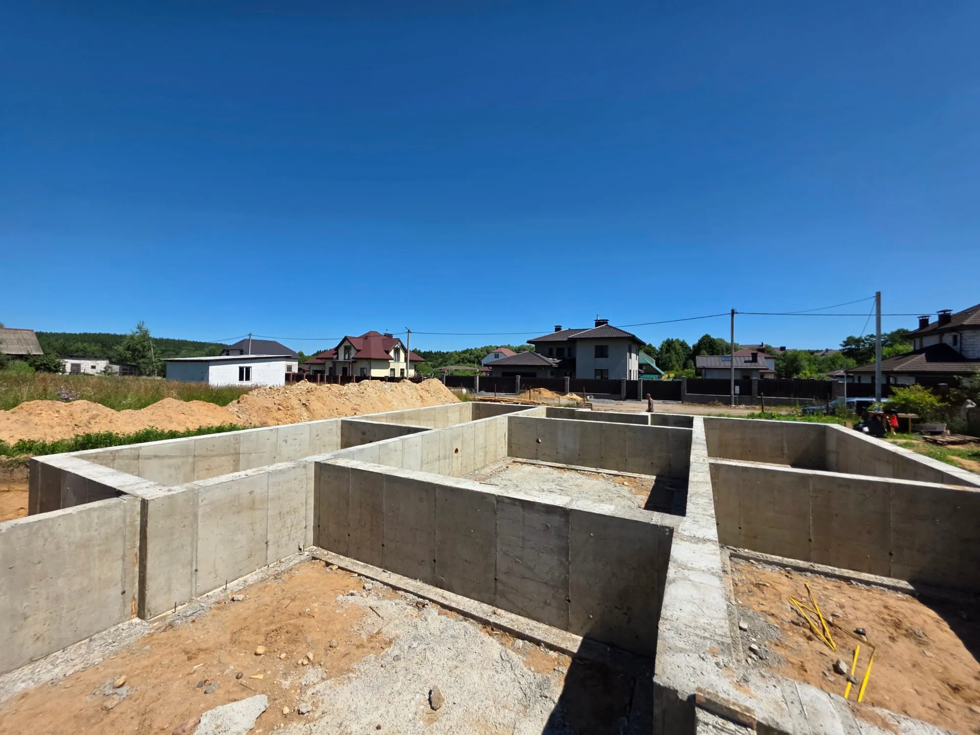 Ленточный фундамент, вид с угла участка